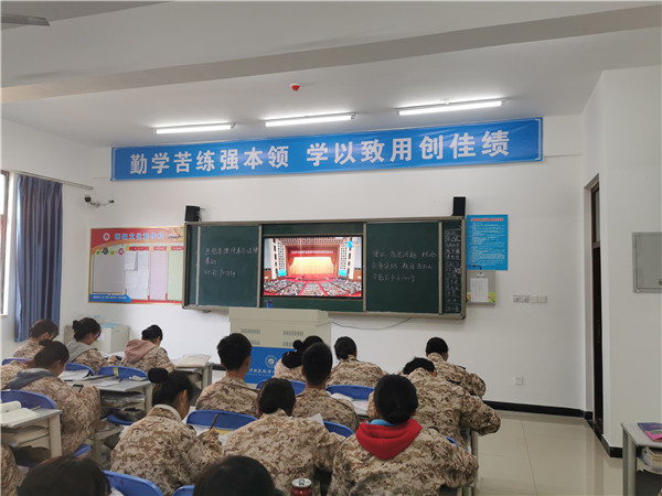 学生收看报告会1.jpg